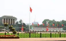 Phố phường Hà Nội ngập tràn cờ hoa chào mừng đại lễ 30/4 - 1/5