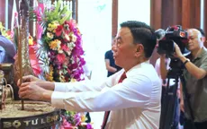 Thường trực Ban Bí thư Trần Cẩm Tú dâng hương tưởng niệm Chủ tịch Hồ Chí Minh tại Nghệ An
