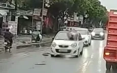 Hà Nội: Xác minh clip người đàn ông nằm trên nắp capo ô tô chạy trên đường