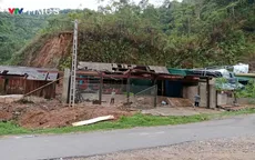 Lốc xoáy “càn quét” miền Tây Nghệ An, hàng chục nhà dân bị hư hỏng
