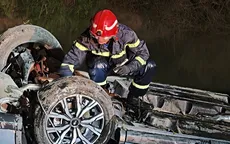 Giải cứu người đàn ông mắc kẹt trong ô tô lật dưới mương lúc rạng sáng