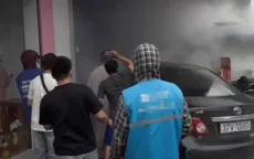 Ô tô lao vào ki-ốt rồi bốc cháy, người dân đập kính cứu tài xế