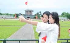 Người dân và du khách nô nức "check-in" tại Quảng trường Ba Đình