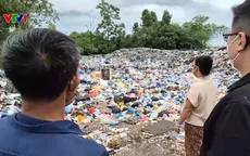 Bãi rác quá tải gần sông ở Phú Thọ gây ô nhiễm