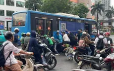 Hơn chục người nâng xe buýt cứu nữ tài xế mắc kẹt dưới gầm