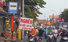 Điểm dừng xe buýt bị lấn chiếm làm nơi bán hàng, tập kết rác