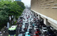 Đường phố Hà Nội đông đúc, dòng xe nối nhau ngày đầu đi làm sau kỳ nghỉ lễ