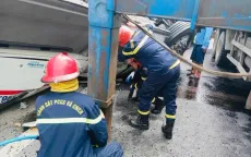 Lật xe đầu kéo trên cao tốc, tài xế mắc kẹt được giải cứu