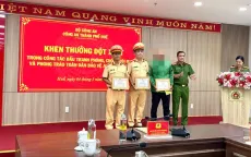 Khen thưởng tài xế xe ôm công nghệ cùng 2 CSGT tóm gọn tên trộm ở Huế