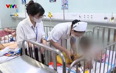 Bé trai nghi bị mẹ ruột và cha hờ bạo hành đã qua cơn nguy kịch