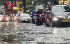 Nhiều tuyến đường ở TP Hồ Chí Minh ngập sâu sau mưa lớn, cuộc sống người dân đảo lộn