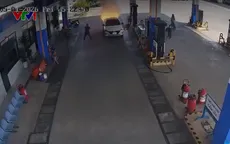 Ô tô bất ngờ bốc cháy: Những kỹ năng thoát hiểm không thể xem nhẹ
