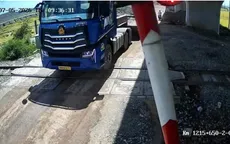 Xe đầu kéo vượt qua đường sắt tông gãy cần chắn