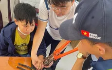 Học sinh lớp 6 bị nhiều vòng kim loại siết chặt tay, cảnh sát kịp thời ''giải cứu''
