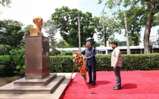 Tổng Bí thư, Chủ tịch nước Tô Lâm dâng hoa tại Tượng Chủ tịch Hồ Chí Minh ở thủ đô Colombo