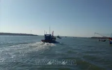 Đưa 4 ngư dân gặp nạn trên vùng biển Cô Tô vào bờ an toàn