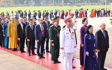 Đoàn đại biểu dự Đại hội Mặt trận Tổ quốc Việt Nam vào Lăng viếng Chủ tịch Hồ Chí Minh