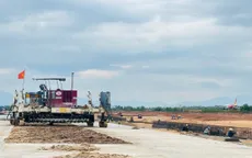 Gia Lai: Hàng trăm công nhân thi công ngày đêm để hoàn thành đường băng mới tại sân bay Phù Cát