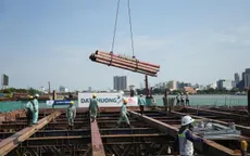 Cầu đi bộ qua sông Sài Gòn đổ mẻ bê tông đầu tiên cho trụ chính
