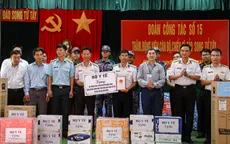Bộ Y tế thăm, tặng quà cán bộ, chiến sĩ và nhân dân quần đảo Trường Sa