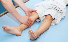 Trẻ khó đi lại sau sốt cao, bác sĩ cảnh báo biến chứng tiêu cơ vân