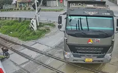 Thót tim xe tải cố băng qua đường sắt suýt bị tàu hỏa tông