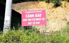 Nghệ An: Di dời khẩn cấp 12 hộ dân ra khỏi vùng sạt lở nguy hiểm