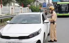 CSGT Hà Nội tăng cường xử lý ô tô dừng đỗ sai quy định trên tuyến Giải Phóng