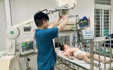 Bé gái 3 tuổi nguy kịch vì mắc kẹt cổ vào cổng sắt
