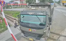 Từ 15/5, ô tô vượt rào chắn đường sắt bị phạt đến 20 triệu đồng