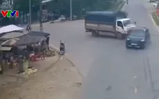 Thiếu quan sát khi qua nút giao, xe tải đâm mạnh vào đuôi xe con