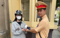 Hà Nội: Rơi mất ví cùng giấy tờ, cô gái bất ngờ được CSGT liên hệ trao trả