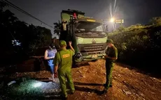 Hà Nội: Phát hiện xe tải đổ chất thải trái phép giữa đêm