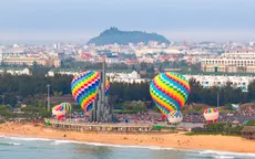 Bên Tháp Nghinh Phong - Khinh khí cầu vẽ nên mùa lễ hội rực rỡ