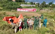 Bộ đội cùng người dân thu hoạch lúa chạy mưa