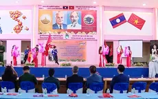 Thế hệ trẻ Việt Nam tại Lào hướng về Bác Hồ