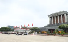 Dòng người kính cẩn vào Lăng viếng Bác dịp 19/5