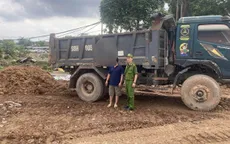 Ngăn chặn xe tải đổ chất thải trái phép ở Hà Nội