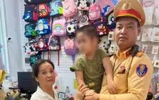 Kịp thời cứu bé trai đi lạc lao qua đường đông xe ở Hà Nội