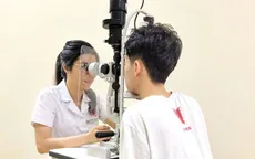 Thiếu niên bị dập nhãn cầu vì bóng đập vào mắt