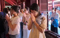 Sĩ tử đội nắng tới Văn Miếu cầu may trước ngày thi lớp 10