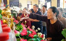 Người dân thành kính chiêm bái, tắm Phật tại chùa Quán Sứ
