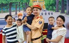 Người dân hào hứng check-in, trải nghiệm gian trưng bày của CSGT tại hồ Hoàn Kiếm