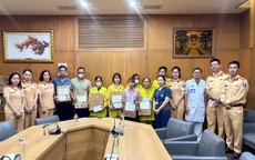 Cảnh sát giao thông trao quà cho bệnh nhi khó khăn tại Bệnh viện Bạch Mai dịp Tết thiếu nhi