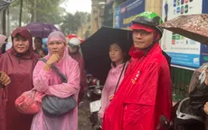 Phụ huynh đội mưa chờ con hoàn thành môn thi cuối cùng