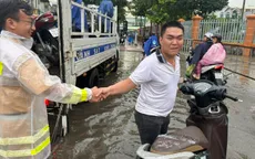 CSGT dùng xe đặc dụng hỗ trợ người dân trên đường ngập ở TP Hồ Chí Minh