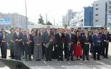 Phó Thủ tướng Thường trực Phạm Gia Túc dâng hoa tại tượng đài Chủ tịch Hồ Chí Minh ở Saint Petersburg, LB Nga
