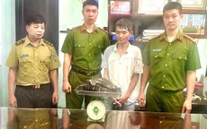 Người đàn ông bị phát hiện mang rắn hổ chúa đi giao cho khách