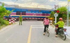 Cảnh báo hành vi cố tình vượt rào chắn đường sắt và mức xử phạt nghiêm theo quy định mới