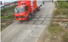 Lập biên bản tài xế ô tô vượt qua đường sắt khi cần chắn đang hạ
